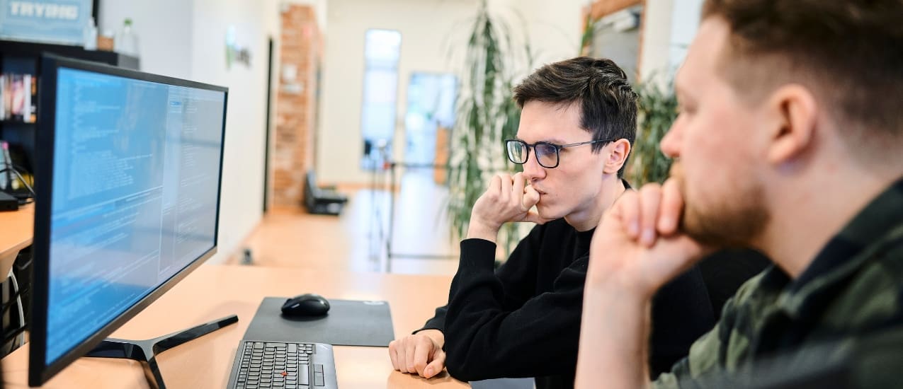 IT-konsulenter i samarbejde ved computer hos Centic