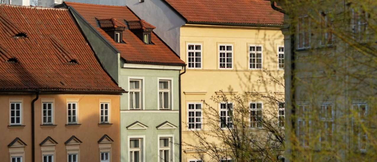 Ældre huse på række i by